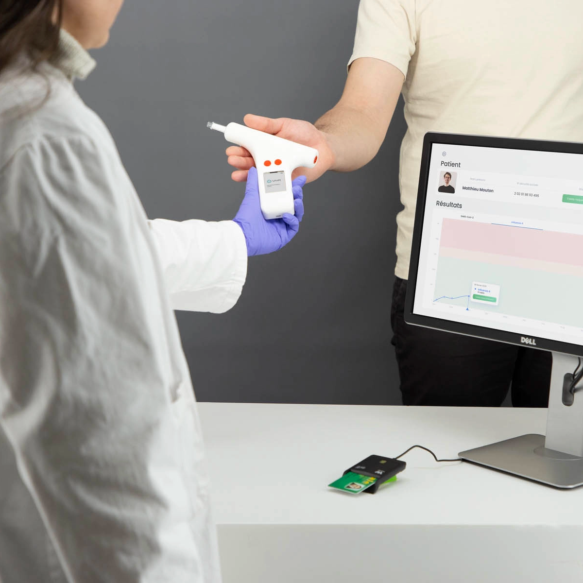 Pour identifier l&rsquo;infection, le&nbsp;m&eacute;decin ou&nbsp;le&nbsp;pharmacien propose un&nbsp;test respiratoire rapide VAir