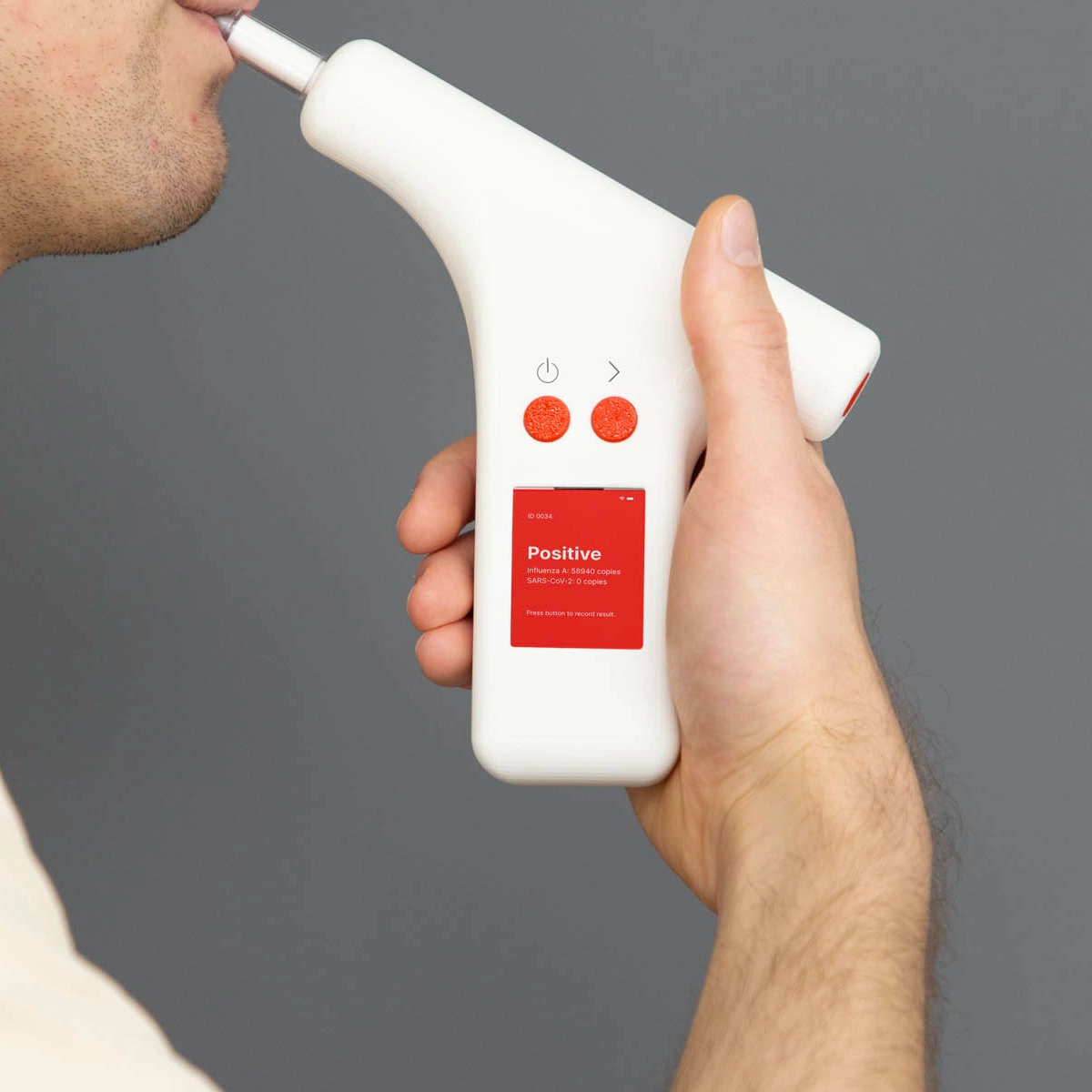 D&egrave;s la&nbsp;premi&egrave;re expiration, le&nbsp;dispositif identifie l&rsquo;agent pathog&egrave;ne et&nbsp;le&nbsp;stade de&nbsp;l&rsquo;infection