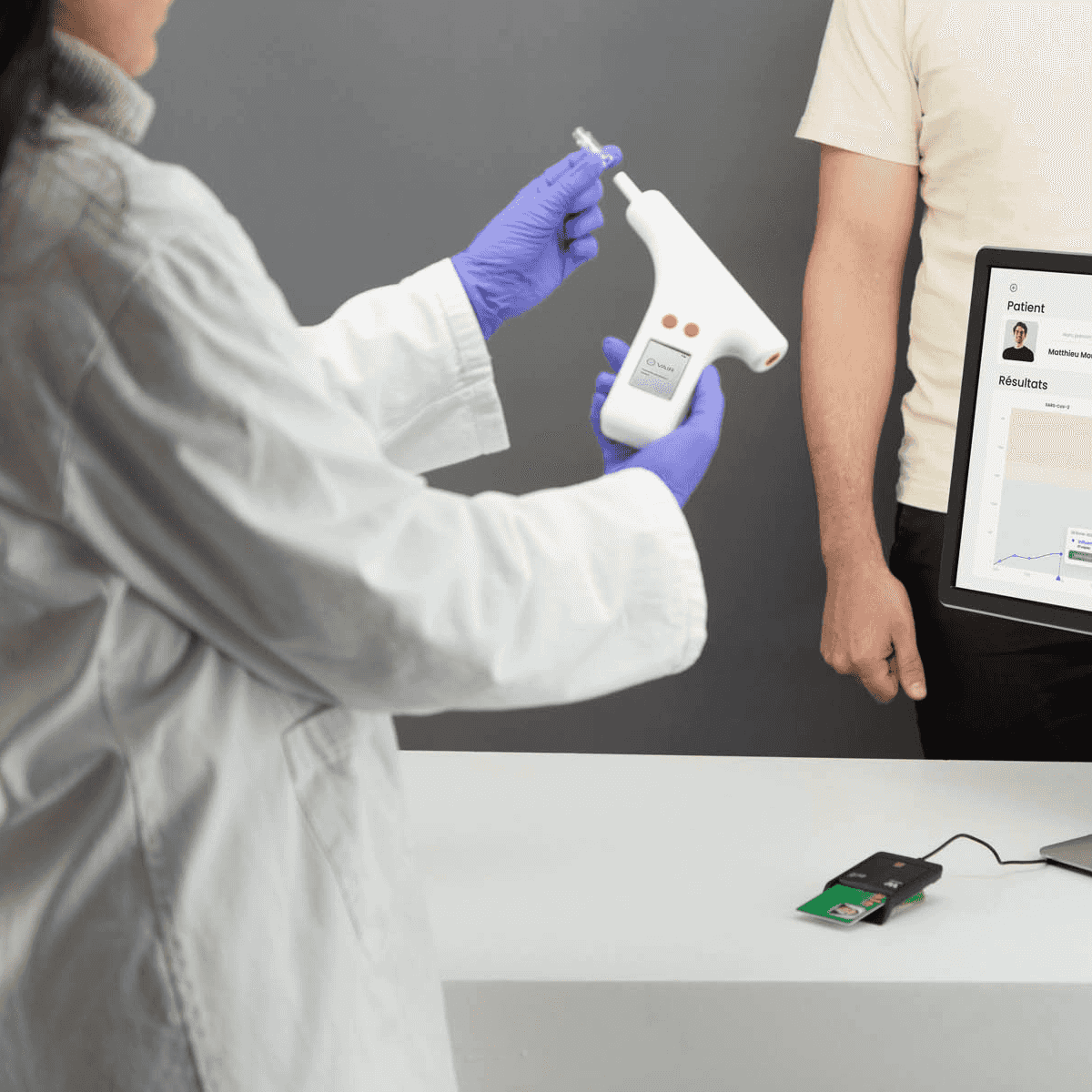 Pour le&nbsp;test suivant, l&rsquo;embout st&eacute;rile est remplac&eacute; et&nbsp;le&nbsp;dispositif est d&eacute;sinfect&eacute;. Tous les virus pr&eacute;sents &agrave;&nbsp;l&rsquo;int&eacute;rieur du&nbsp;dispositif sont ainsi inactiv&eacute;s