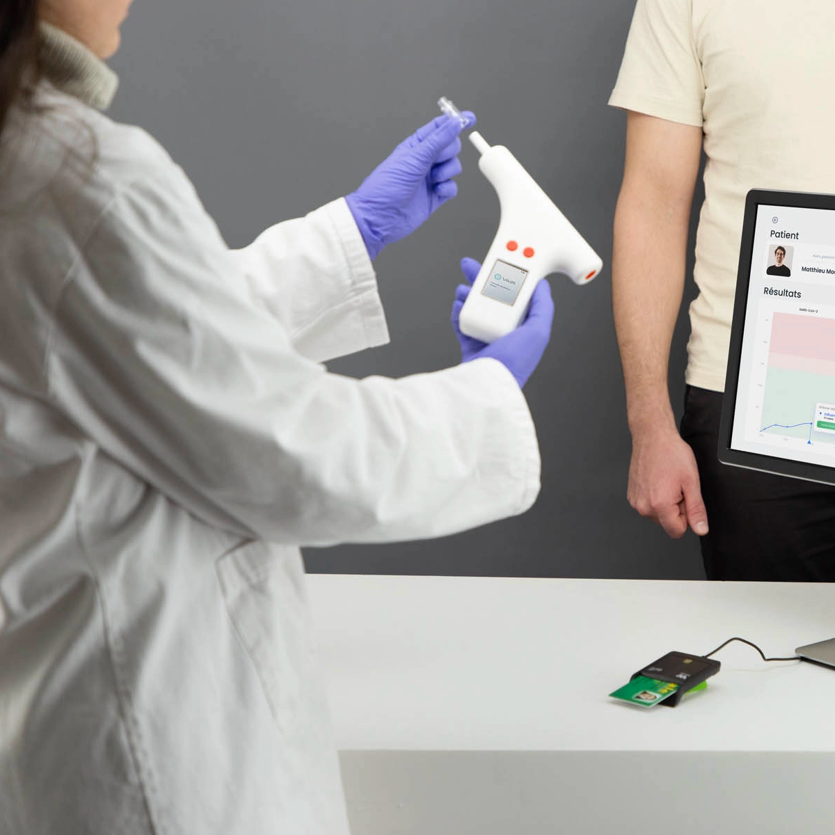 Pour le&nbsp;prochain test, l&rsquo;embout st&eacute;rile et&nbsp;chang&eacute;. Les agents pathog&egrave;nes sont inactiv&eacute;s &agrave;&nbsp;l&rsquo;int&eacute;rieur du&nbsp;dispositif par irradiation.